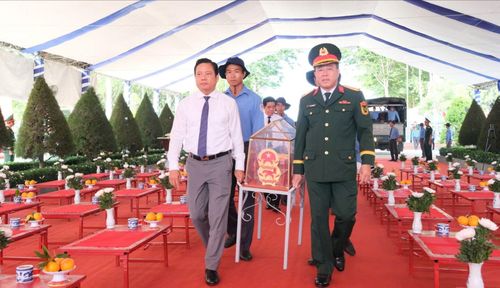  Lãnh đạo Quân khu 7, tỉnh Tây Ninh thực hiện nghi thức đón các liệt sĩ về với đất mẹ 