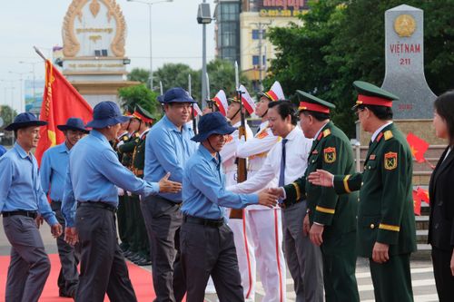 Lãnh đạo Quân khu 7 và tỉnh Tây Ninh đón, chúc mừng các đội hoàn thành nhiệm vụ trở về nước 