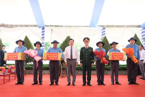  Lãnh đạo Quân khu 7, tỉnh Tây Ninh tặng quà động viên các đội tìm kiếm, quy tập hài cốt liệt sĩ 