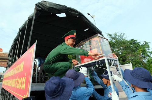  Đoàn công tác của tỉnh đón các hài cốt liệt sĩ tại Cửa khẩu quốc tế Bình Hiệp, tỉnh Tây Ninh 