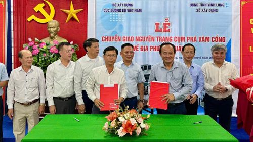 Lãnh đạo UBND tỉnh Vĩnh Long và Cục Đường bộ (Bộ Xây dựng) chứng kiến lễ ký kết bàn giao công tác quản lý cụm phà Vàm Cống