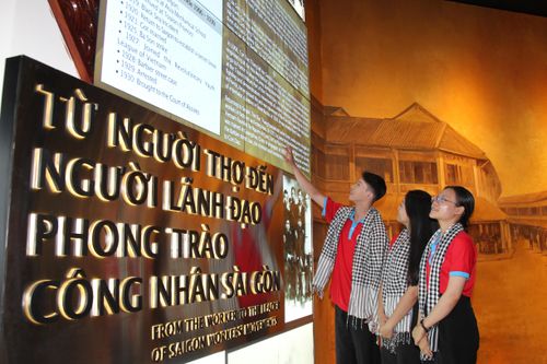  Khách tham quan bảo tàng. Ảnh: DŨNG PHƯƠNG 
