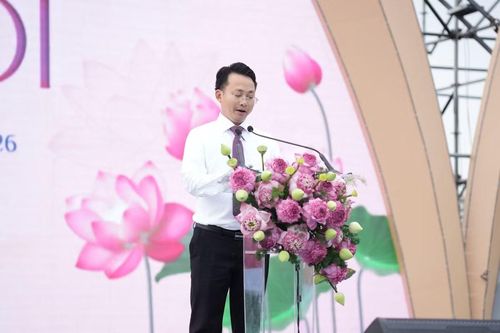 Phó Giám đốc Sở Du lịch Hà Nội Trần Trung Hiếu phát biểu lại lễ bế mạc Lễ hội Sen Hà Nội 2026.