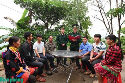 Cán bộ Bộ đội Biên phòng tỉnh Điện Biên sử dụng song song tiếng phổ thông và tiếng dân tộc để giải thích cho bà con hiểu. Ảnh: Tạ Duy Thắng