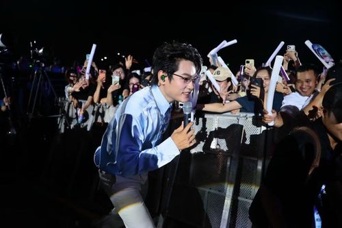 Rời sân khấu chính, buitruonglinh bất ngờ bước xuống khu vực fanzone để hát gần hơn với khán giả. Nam ca sĩ vừa biểu diễn vừa cúi người chào hỏi, bắt tay người hâm mộ ở hai bên hàng rào. Khoảng cách giữa nghệ sĩ và khán giả xóa nhòa trong tiếng reo hò kéo dài suốt quãng đường di chuyển.