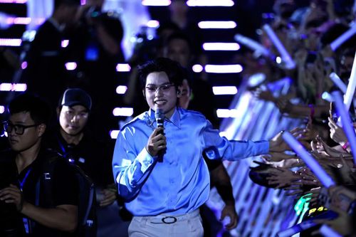 Tiếp tục di chuyển dọc khu vực fanzone, anh nắm tay, chạm tay và giao lưu với người hâm mộ. Hàng nghìn cánh tay vươn về phía nam ca sĩ, trong khi nhiều khán giả tranh thủ ghi lại khoảnh khắc bằng điện thoại. Bầu không khí sôi động kéo dài đến những phút cuối phần trình diễn.