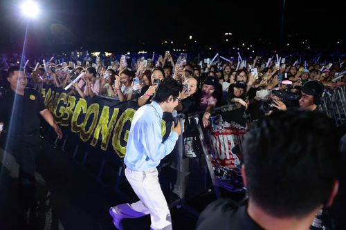 Khu vực sát sân khấu phủ kín những tấm banner, lightstick và tiếng hò reo của người hâm mộ dành cho anh. Khi nam ca sĩ tiến đến gần, nhiều khán giả không giấu được sự xúc động, gọi tên thần tượng và hát theo từng câu trong các ca khúc quen thuộc.