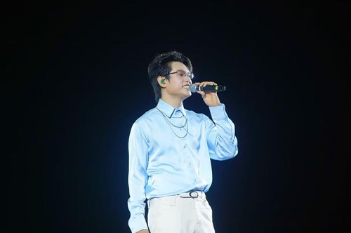Không khí concert chuyển sang gam màu nhẹ nhàng với Từng ngày yêu em. Chất giọng ấm áp của nam ca sĩ tạo nên khoảng lặng giữa đêm nhạc, đưa khán giả trở về những ký ức trong trẻo của tuổi học trò và những rung động đầu đời.