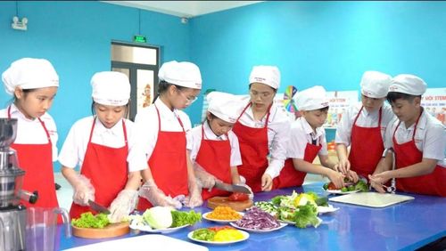 Học sinh tại Trường Tiểu học Chu Văn An (Quảng Trị) được tham gia trực tiếp vào các hoạt động chuẩn bị và tìm hiểu về bữa ăn dinh dưỡng.