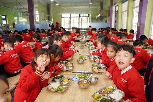 Học sinh Trường Tiểu học Chu Văn An thích thú thưởng thức bữa ăn trưa tại trường học