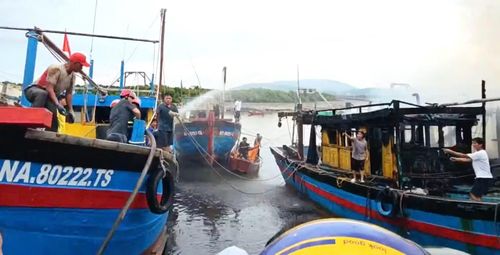 Đến khoảng 7h30, đám cháy đã được khống chế nhưng các tàu cá đã bị lửa làm hư hỏng nặng. (Ảnh: Quỳnh Phú).