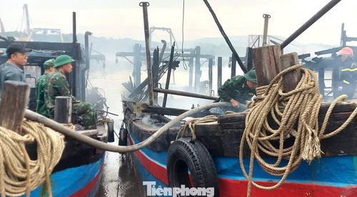 Lực lượng Bộ đội Biên phòng đóng trên địa bàn đến hỗ trợ dập lửa cứu tàu.