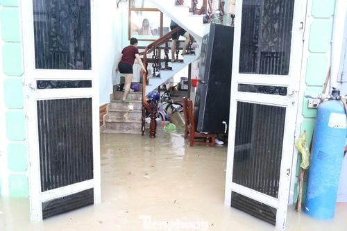 Bà Phạm Thị Thanh, Tổ trưởng tổ 1C, phường Cao Xanh, tỉnh Quảng Ninh cho biết, từ khi miệng cống thoát nước ở đầu khu dân cư được cải tạo bé lại thì nơi đây hễ mưa là ngập.