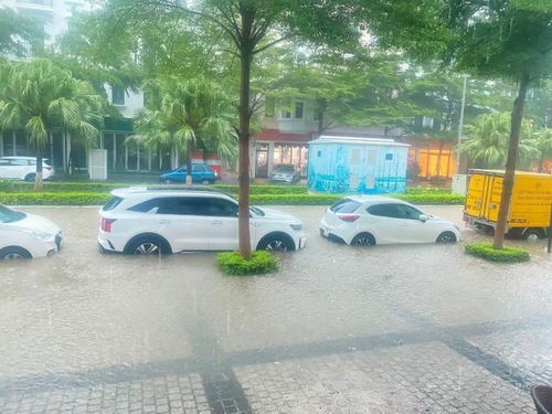Nhiều tuyến đường trên địa bàn thành phố Hạ Long cũ bị ngập cục bộ.