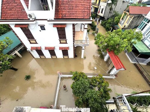 ghi nhận tại khu dân cư tổ 1C, phường Cao Xanh, tỉnh Quảng Ninh, tại đây nhiều nhà dân đã bị nước ngập vào tận bên trong từ sớm.