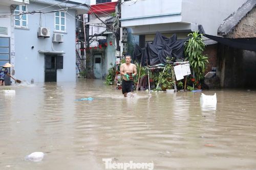 Những khu vực bị ngập nặng, người dân tập trung dùng gạch đá để chèn cửa không cho nước tràn vào nhà.