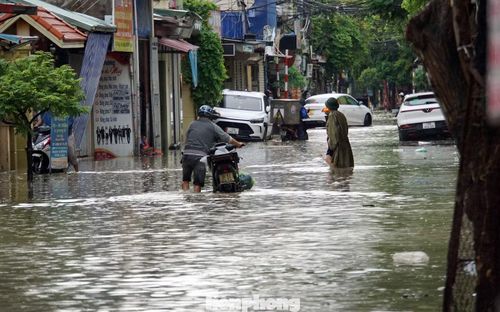 Đến trưa cùng ngày, mặc dù mưa nhỏ tuy nhiên nhiều tuyến phố trung tâm Hải Phòng vẫn ngập sâu 30-50cm. Trọng điểm như các phố: Trung Lực - Lực Hành - Trung Hành...