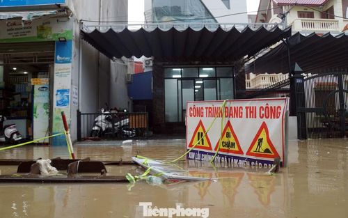 Anh Quân cũng cho biết, tuyến phố Trung Lực - Lực Hành - Trung Hành đang được tổ chức thi công cống thoát nước, vỉa hè, hạ ngầm đường dây điện. Tuy nhiên, dọc các tuyến phố này chỉ có biển cảnh báo đầu và cuối tuyến. Các vị trí thi công dở dang ít được khoanh vùng cảnh báo ổ trâu, ổ gà cho người dân. Do đó, những đợt mưa lớn gần đây đường ngập sâu và từng xảy ra nhiều sự cố tai nạn người và phương tiện ngã xuống các vị trí thi công dự án, tiềm ẩn nguy hiểm.