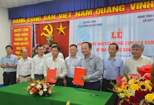 Bộ Xây dựng và UBND tỉnh Vĩnh Long ký biên bản bàn giao cụm phà Vàm Cống.