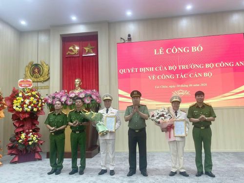 Ban Giám đốc Công an tỉnh Lai Châu tặng hoa chúc mừng hai Phó Giám đốc vừa nhận Quyết định của Bộ trưởng Bộ Công an