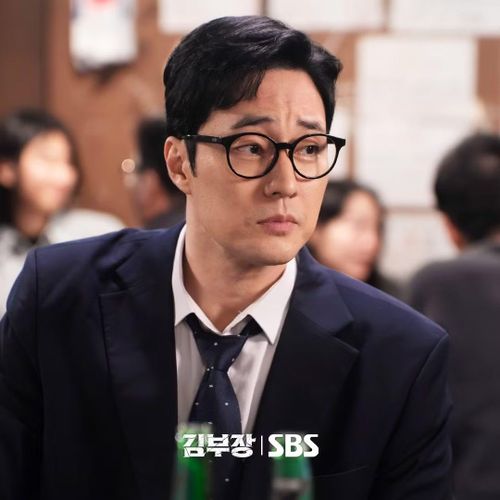 So Ji Sub vẫn trẻ trung lịch lãm ở tuổi 49.