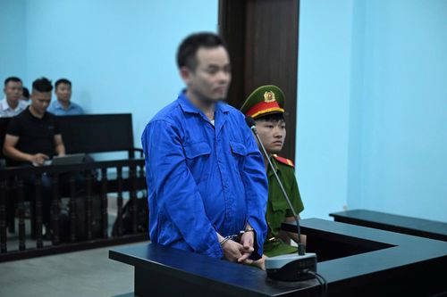 Bị cáo Đinh Văn Long trả lời các câu hỏi của Hội đồng xét xử.