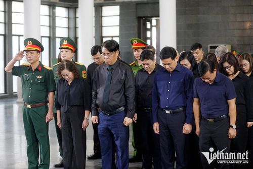 Bí thư Tỉnh ủy Cao Bằng Phan Thăng An cùng đoàn đại biểu tỉnh Cao Bằng viếng Đại tá, Anh hùng Lực lượng vũ trang nhân dân La Văn Cầu