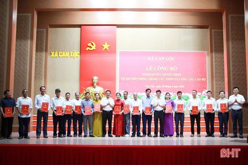 Lãnh đạo địa phương trao quyết định cho các bí thư chi bộ.