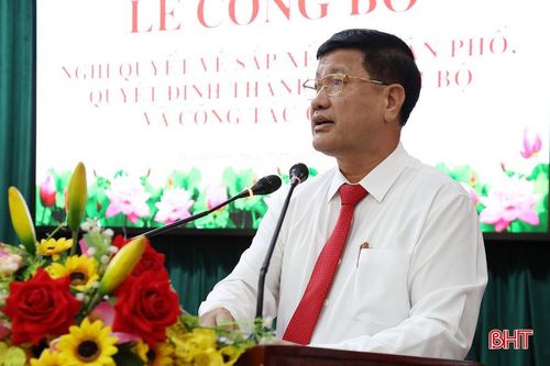  Đại diện Thường trực HĐND phường Hoành Sơn công bố nghị quyết về thành lập 10 tổ dân phố mới. 