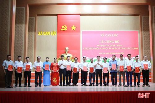 Lãnh đạo xã đã trao quyết định cho các thôn trưởng.