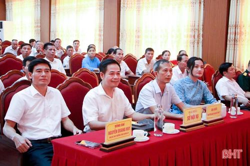 Đại biểu tham dự buổi lễ.