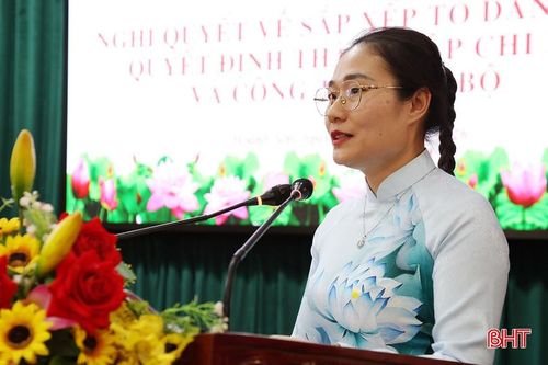  Đại diện Ban Xây dựng Đảng công bố quyết định của Đảng ủy phường Hoành Sơn về thành lập 7 chi bộ, chỉ định nhân sự cấp ủy, bí thư chi bộ. 