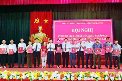  Lãnh đạo phường Trần Phú trao quyết định của Ủy ban MTTQ phường về chỉ định trưởng ban công tác mặt trận các tổ dân phố mới sau sắp xếp. 