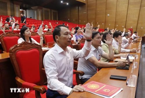 Các đại biểu biểu quyết thông qua Nghị quyết. (Ảnh: Thanh Thương/TTXVN)