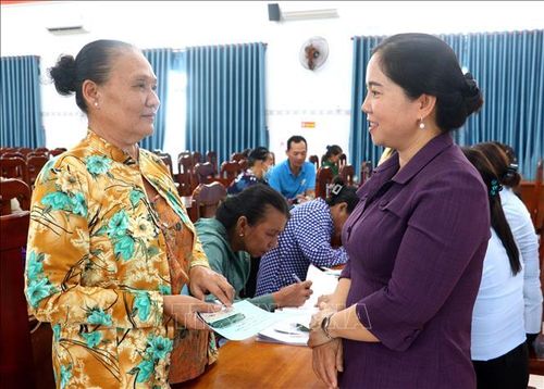 Bà Nguyễn Thị Kim Thoa, Chủ tịch Hội Liên hiệp Phụ nữ tỉnh Vĩnh Long trao đổi với hội viên về cachs sử dụng nguồn vốn hiệu quả.