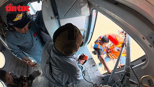 Trực thăng Mi-171 thả dây tời, đưa lực lượng cứu hộ tiếp cận nạn nhân trong tình huống giả định người trôi dạt trên biển.