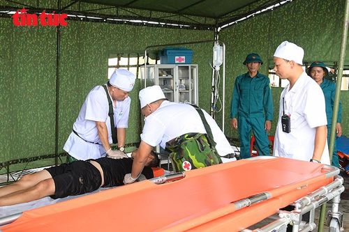 Quân y và nhân viên y tế tiếp nhận, sơ cứu nạn nhân tại bệnh viện dã chiến trong khuôn khổ diễn tập phòng thủ dân sự.