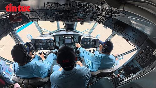 Kíp bay trực thăng Mi-171 của Trung đoàn Không quân 916 thực hiện nhiệm vụ cứu nạn đường không.