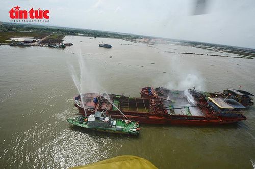 Lực lượng Biên phòng và Công an tỉnh Ninh Bình sử dụng tàu, xuồng, vòi rồng khống chế đám cháy trên tàu gặp nạn.