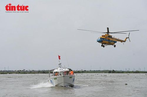 Trực thăng Mi-171 phối hợp với tàu, xuồng của lực lượng chức năng tìm kiếm, cứu nạn trên khu vực biển Ninh Cơ.