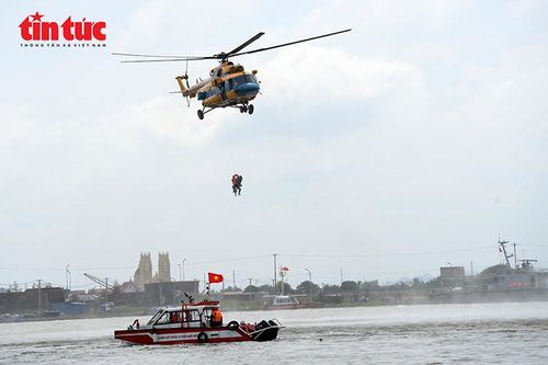 Từ trên cao, lực lượng cứu hộ phát hiện và tiếp cận thuyền viên gặp nạn đang trôi dạt trên biển trong phần thực binh diễn tập.