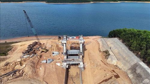 Các hạng mục thuộc tràn xả lũ xây dựng mới được đẩy nhanh tiến độ hoàn thiện.