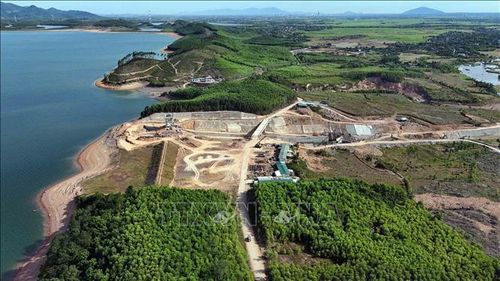 Các hạng mục thuộc tràn xả lũ xây dựng mới được đẩy nhanh tiến độ hoàn thiện.