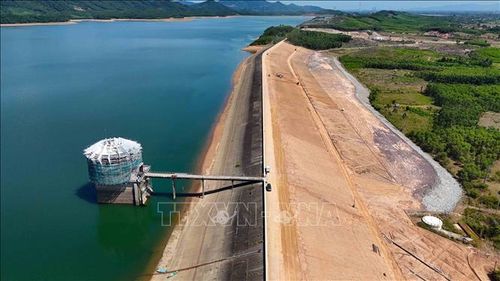 Tháp vận hành cống xả và thân đập được tập trung hoàn thiện.