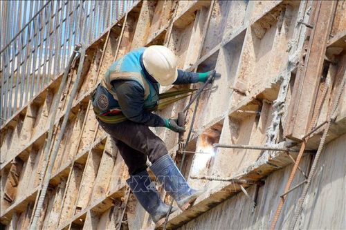 Công nhân thi công vào thời điểm phù hợp nhằm bảo đảm sức khỏe và hiệu quả công việc.
