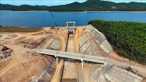 Cầu giao thông qua tràn đã hoàn thành thông xe kỹ thuật, phục vụ công tác vận hành công trình.