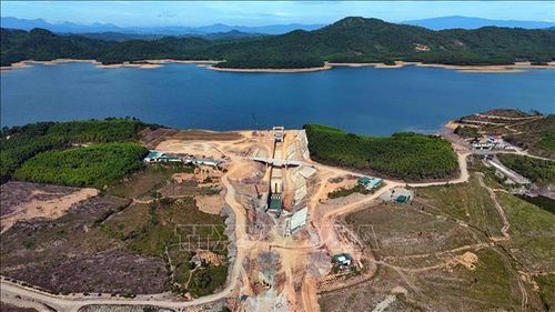 Hạng mục tràn xả lũ xây dựng mới tại hồ Kẻ Gỗ hiện đạt khoảng 93% khối lượng.