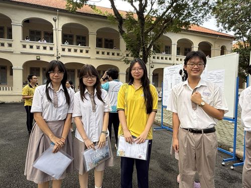 Học sinh THPT TP Hồ Chí Minh tại điểm thi Trường THPT Chuyên Lê Hồng Phong (phường Chợ Quán).