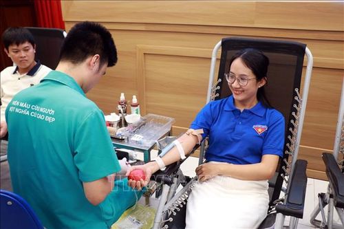 Đoàn viên thanh niên tham gia hiến máu tình nguyện.