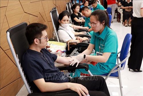 Cán bộ, nhân viên y tế, người lao động và người dân tỉnh Ninh Bình hiến máu tình nguyện.